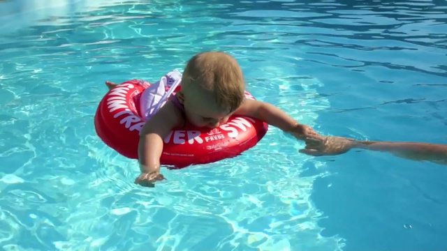 bambina gioca in piscina nuotare