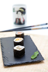 Sushi sobre fondo blanco