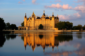 Fototapeta na wymiar Zamek w Schwerinie w godzinach wieczornych