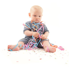 Baby mit Luftschlangen