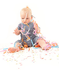 Baby mit Luftschlangen