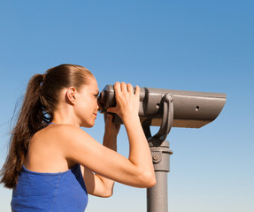Frau schaut durch Fernglas
