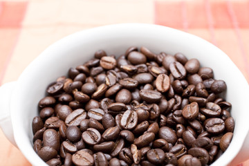 Kaffeebohnen in einer Schale