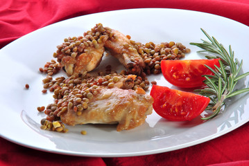 Linsen und gegrillte Hühnchenflügel mit Tomaten und Rosmarin