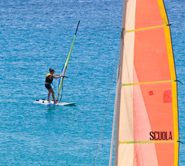 Giovane ragazza a scuola di windsurf
