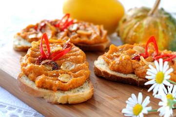 Spicy appetizer made of vegetable puree and white toast.