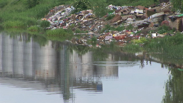 Pollution along the River, in the vicinity of industrial silos