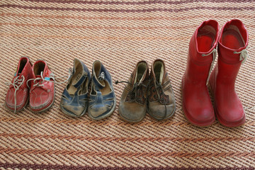 Verschiedene alte Kinderschuhe