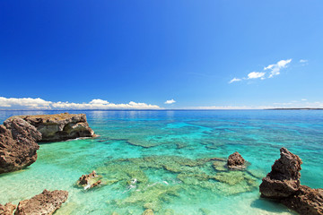 コマカ島のサンゴ礁の海と夏の空