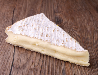 brie sur fond bois