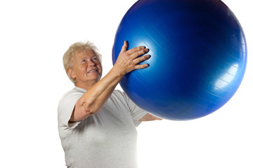 Seniorin macht Gymnastik mit einem Ball