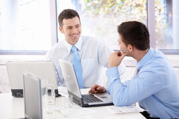 Obraz premium Handsome businessmen chatting in meeting room