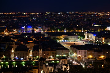 Fototapeta na wymiar Place Bellecour w Lyonie w nocy