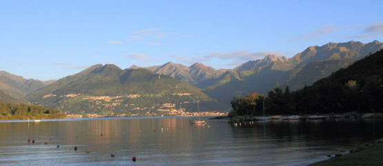 Monti attorno al lago di Como all'alba