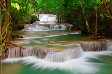 Tuinposter Diepe boswaterval in Thailand © witthaya