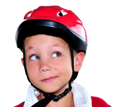 Kind mit Helm