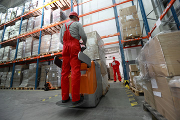 Goods delivery in storehouse