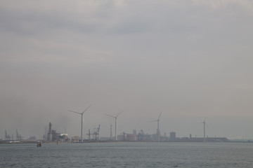 Fototapeta na wymiar Absolut graue Luft in einem Industriehafen