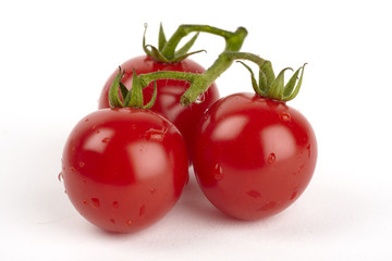 Drei frische Cocktailtomaten mit Wassertropen