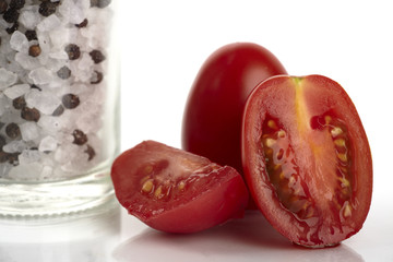 Nahaufnahme Roma Tomate ganz-halb-viertel