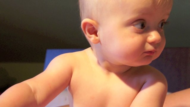 bambina gioca canta ride
