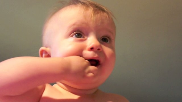 bambina gioca canta ride