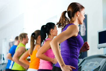 Leute laufen auf Laufband im Fitnessstudio