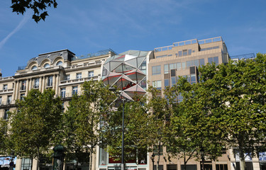 Paris, immeuble  sur les Champs-Elysées