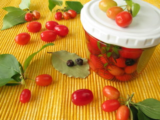 Eingelegte Kornelkirschen