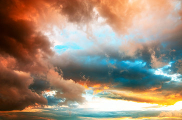 Ciel dramatique du soir avec des nuages aux couleurs vives