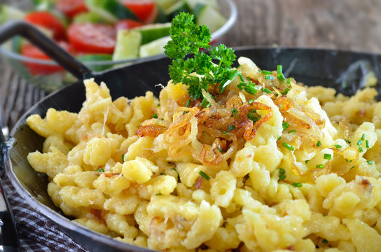 K&auml;ssp&auml;tzle mit R&ouml;stzwiebeln