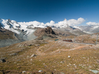 Cervin, glacier, lac, et train du Gornergrat