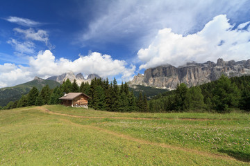 Fototapeta na wymiar Alta Val di Fassa - dolina Val di Fassa wysokiej