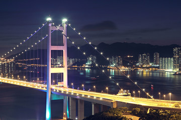 Fototapeta na wymiar Autostrady ruchu w nocy most