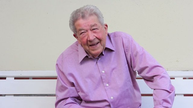 Senior hebt lachend den Daumen