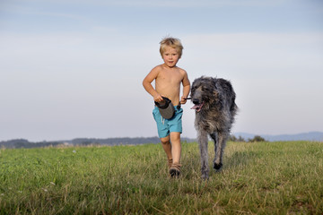 Kind mit Hund, heranlaufend