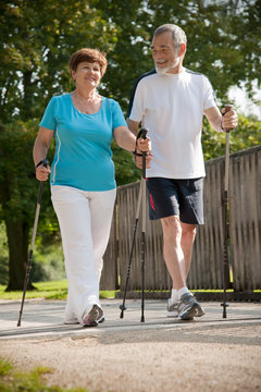 Seniorenpaar beim Nordic walken
