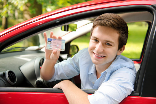 Jugendlicher mit neuem Auto und F&uuml;hrerschein
