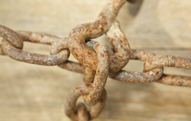 Eisenkette über Kreuz