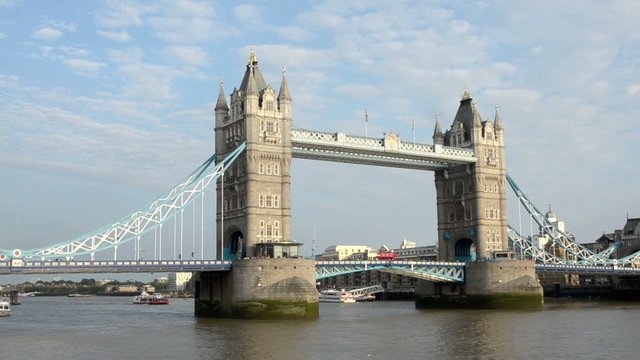 ロンドンのタワーブリッジとテムズ川