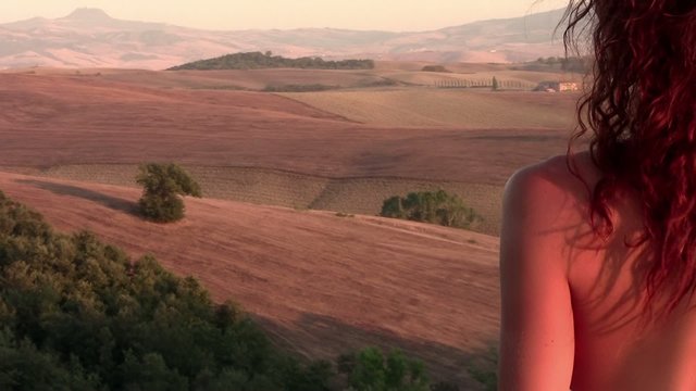 capelli rossi e campagna toscana