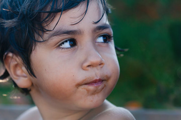 bambino sporco di cioccolato