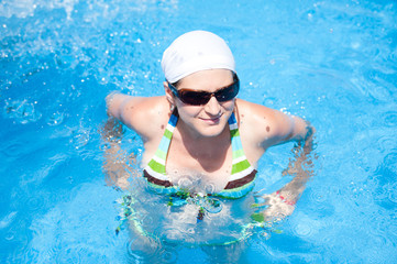 Fototapeta na wymiar Woman in bikini in swimming pool