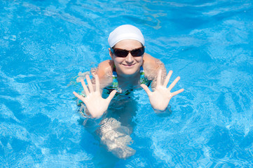 Fototapeta na wymiar Woman in bikini in swiimming pool