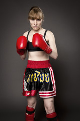 Boxerin - Kickboxerin - Kampfsportlerin mit bösem Blick - obrazy, fototapety, plakaty