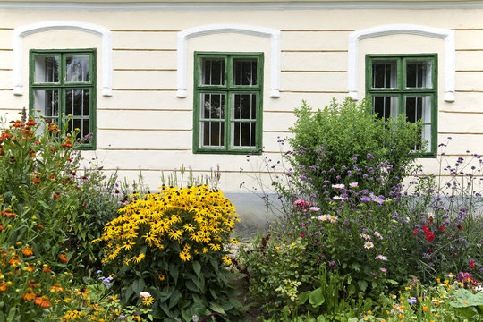 Kulturlandschaft Nieder&ouml;sterreich: Fenster eines Bauernhofes