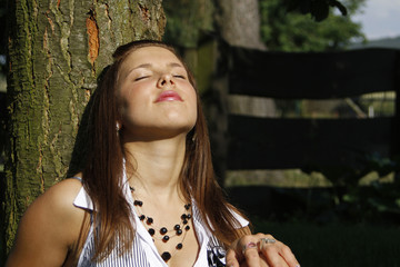 Junge Frau sonnt sich im Garten