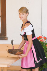 Bayerische Frau im Dirndl