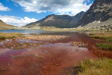 lago alpino con riflessi rossi