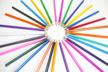 crayons de couleurs arc-en-ciel